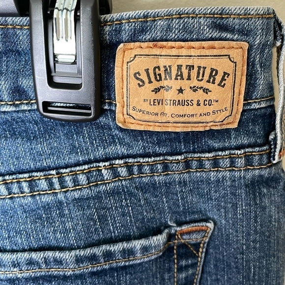 LEVI’S SIGNATURE Women’s 12 Short Low Rise Boot Cut  Jeans Y2K Classic Denim - Picture 7 of 11